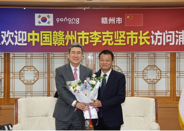 ▲ 왼쪽부터 이강덕 포항시장, 리커젠 중국 간저우시장.ⓒ포항시