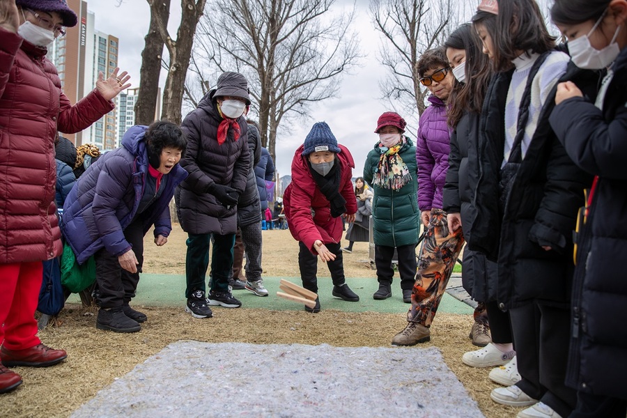 ▲ 정월대보름 행사에서 주민들이 윷놀이를 하고 있다.ⓒ증평군