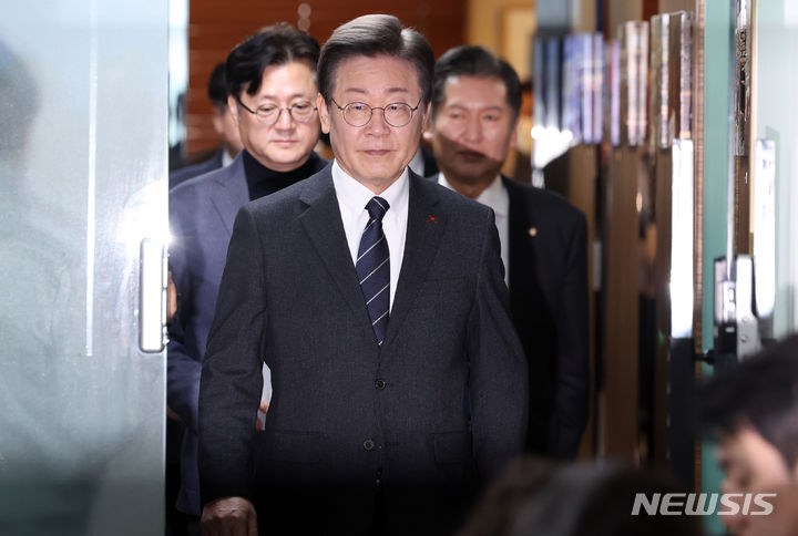 ▲ 이재명 더불어민주당 대표와 홍익표 원내대표가 23일 오전 서울 영등포구 중앙당사에서 열린 최고위원회의에 참석하고 있다. ⓒ뉴시스