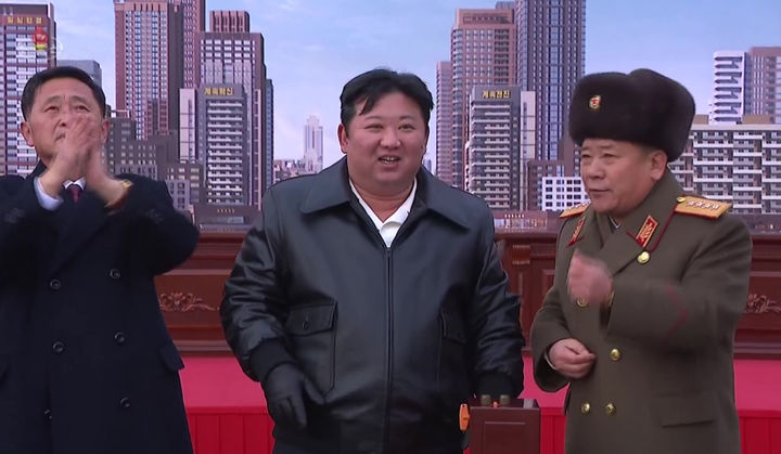 ▲ 김정은 북한 국무위원장이 지난 23일 평양 화성지구에서 열린 1만 세대 살림집(주택) 3단계 건설 착공식에 참석해 발파 단추를 눌렀다고 조선중앙TV가 24일 보도했다. (사진=조선중앙TV 캡처) 2024.02.24. ⓒ뉴시스