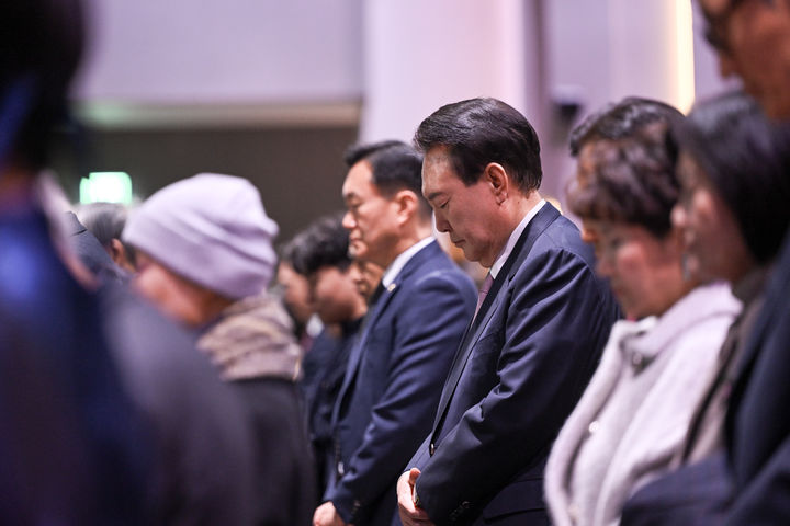 ▲ 윤석열 대통령이 25일 수원 아이엠센터에서 열린 3.1절 기념 예배에 참석해 기도하고 있다. ⓒ대통령실 제공