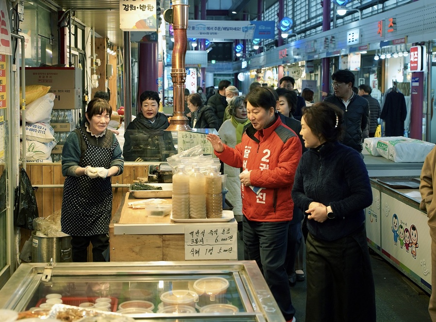 ▲ 권영진 예비후보는 23일 본리동 소재 달서시장을 찾아 정월대보름 장을 보면서 전통시장의 서민물가와 민심을 살폈다.ⓒ권영진 예비후보실