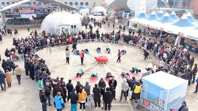 ▲ 행사에 참여한 모두를 위한 화합의 장으로 월송큰줄당기기와 게 줄 당기기를 하고 있다.ⓒ울진군