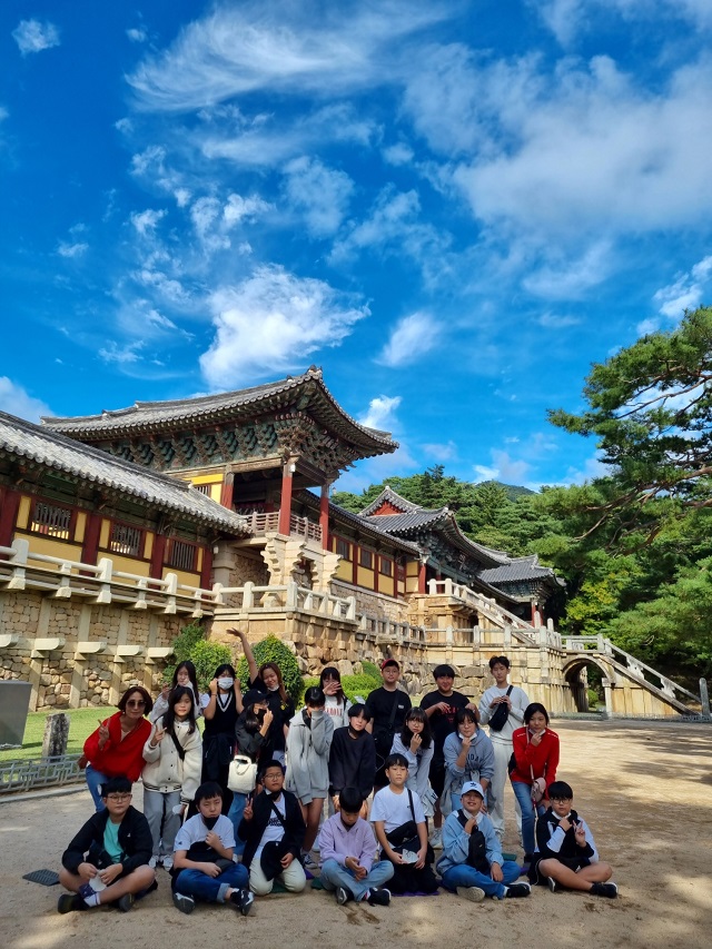 ▲ 지난해 가을철 수학여행단이 불국사 앞에서 경주 방문 기념촬영을 하고 있다.ⓒ경주시