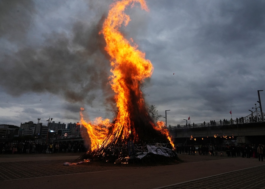 ▲ 영천시는 청년연합회(회장 이원호) 주관으로 지난 24일 영동교 강변공원에서 시민 2000여 명이 참여한 가운데 ‘대구 군부대 영천 유치’와 시민의 안녕을 기원하는 정월대보름 행사를 주최했다.ⓒ영천시