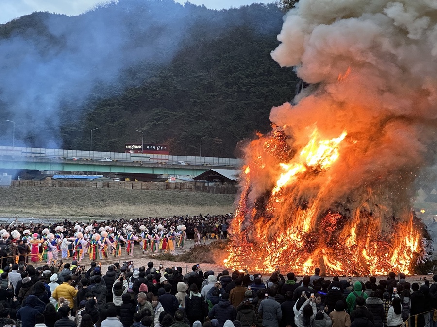 ▲ 지난 24일 청도군(군수 김하수)은 청도천 둔치에서 열린 정월대보름 민속한마당 행사가 전국에서 몰려온 4만여 명의 인파가 운집한 가운데 성황리에 마쳤다고 밝혔다.ⓒ청도군