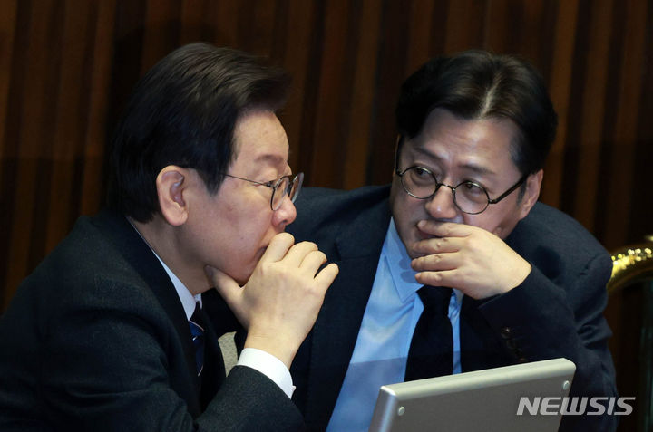 ▲ 이재명 더불어민주당 대표와 홍익표 원내대표가 21일 오전 서울 여의도 국회에서 열린 제413회국회(임시회) 3차 본회의에서 대화를 하고 있다. ⓒ뉴시스