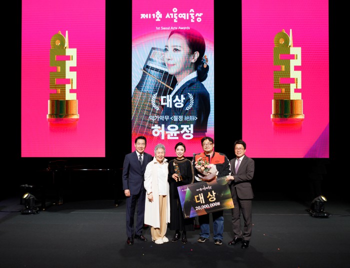 ▲ 허윤정의 '악가악무 : 절정(絶瀞)'이 지난해 동숭동 대학로극장 쿼드에서 열린 '제1회 서울예술상' 시상식에서 대상을 받았다(왼쪽부터 박상원·박정자·허윤정·계명국·이창기 서울문화재단 대표이사).ⓒ서울문화재단
