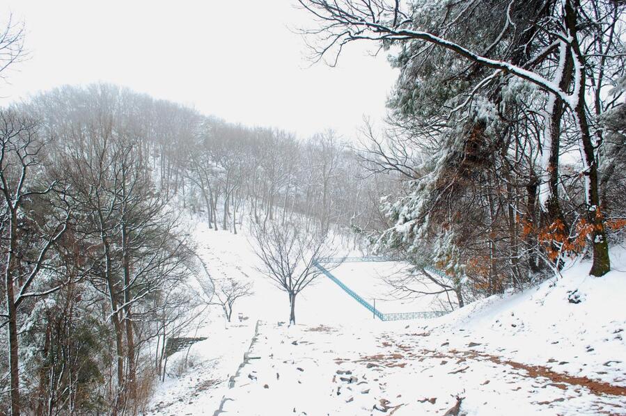 ▲ 동문지의 성벽과 건물지.ⓒ진경수 山 애호가