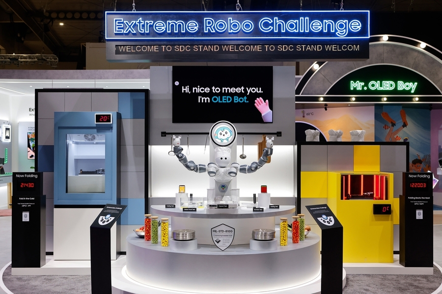 ▲ 'MWC 2024' 삼성디스플레이 부스에서 로봇이 직접 패널의 내구성을 테스트하는 모습. ⓒ삼성디스플레이