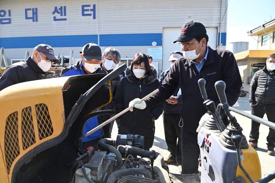 ▲ 청송군(군수 윤경희)은 본격적인 영농철을 맞아 관내농업인 53명을  대상으로 지난 20일 ‘농기계 이론 및 실습교육’을 진행했다.ⓒ청송군