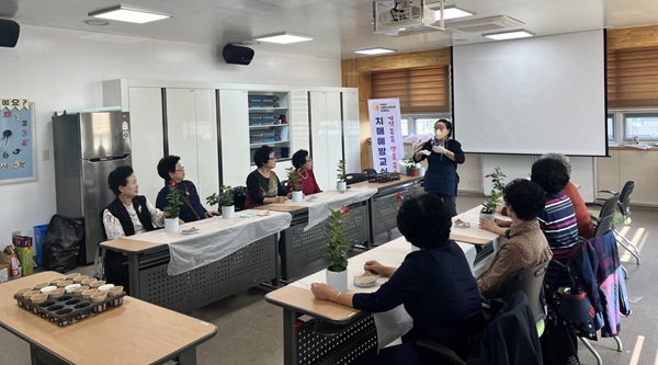 ▲ 충남 부여군이 관내 인지 선별검사 결과 정상군에 속한 만 60세 이상 지역주민 대상 연중 찾아가는 ‘기억쏙쏙 행복쏙쏙’ 치매 예방교실을 운영하고 있다.ⓒ부여군