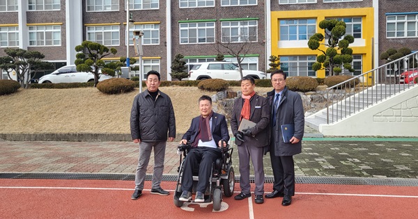 ▲ 대전시의회 교육위원회 이효성, 복지환경위원회 황경아( 의원은 지난 23일 가수원중, 원앙초, 유성초 등을 방문해 학교 내 장애인 편의시설을 점검했다.ⓒ대전시의회