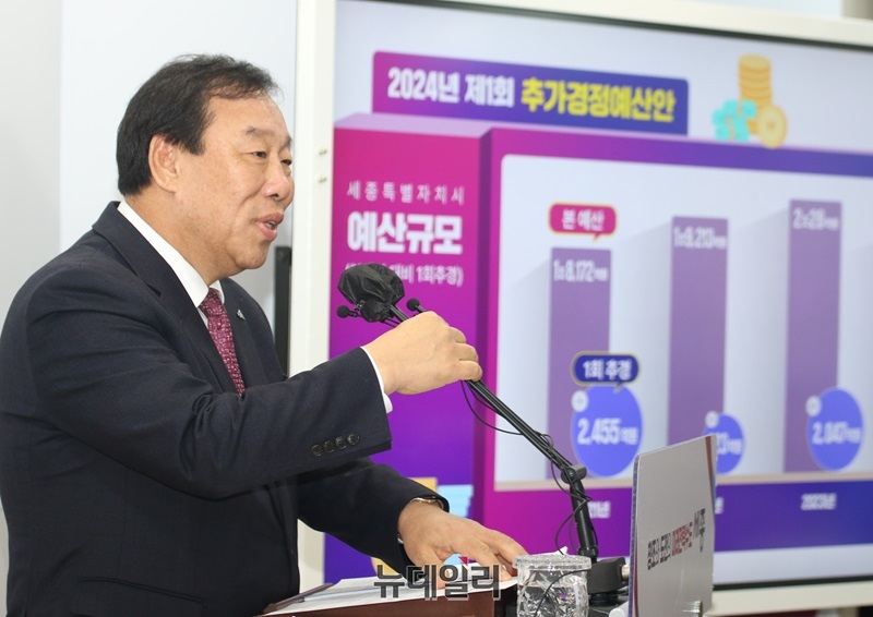 ▲ 최민호 세종시장이 26일 정음 실에서 브리핑을 하고 있다.ⓒ이길표 기자