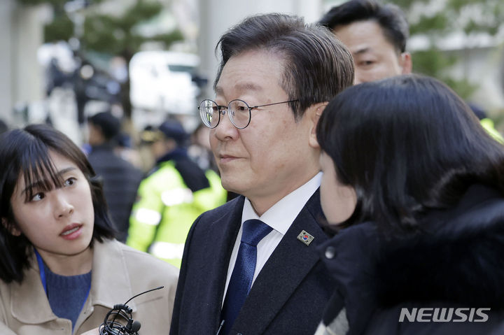 ▲ 이재명 더불어민주당 대표가 26일 오후 서울 서초구 서울중앙지방법원에서 열린 위증교사 혐의 관련 공판에 출석하고 있다. ⓒ뉴시스