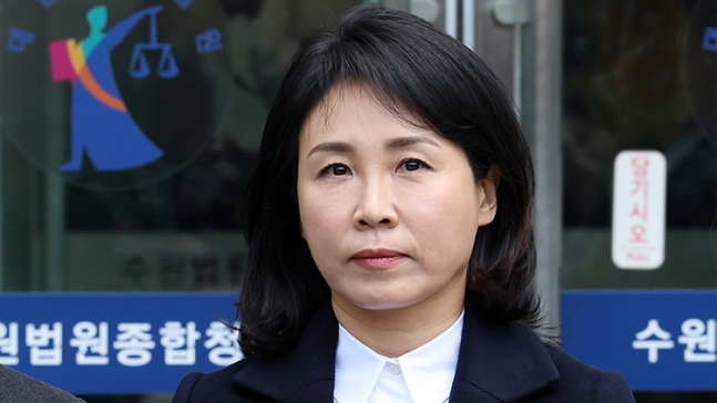 ▲ 2022년 제20대 대통령 선거와 관련한 공직선거법 위반 혐의로 재판에 넘겨진 더불어민주당 이재명 대표의 배우자 김혜경 씨가 26일 오후 경기 수원지법에서 열린 첫 재판을 마치고 청사를 빠져나오고 있다. 2024.2.26 ⓒ연합뉴스