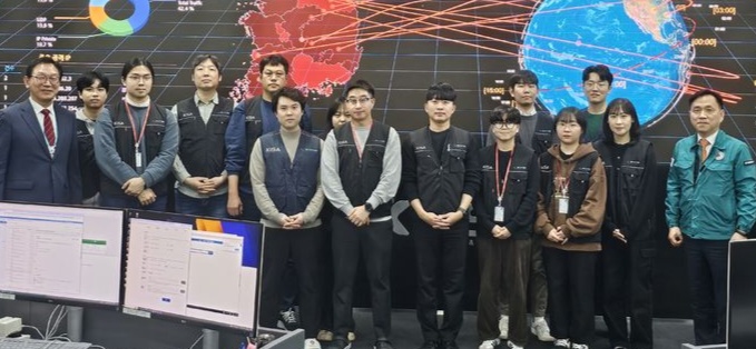 ▲ 강도현 과학기술정보통신부 2차관(사진 가장 오른쪽)이 26일 취임 후 첫 행보로 서울 송파구 한국인터넷진흥원(KISA) 인터넷침해대응센터(KISC)를 방문해 사이버 공격 대응 현황과 비상 대응 체계를 점검한 뒤 관계자들과 기념촬영을 하고 있다. ⓒ