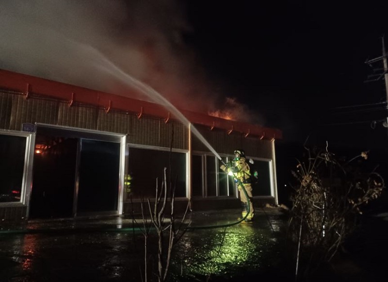 ▲ 26일 오후 8시 54분쯤 세종시 부강면 3층짜리 상가 건물에서 불이 나 소방대원들이 진화 작업을 하고 있다.ⓒ세종소방본부