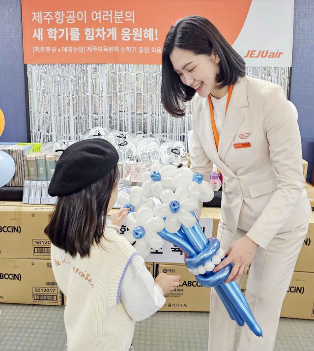 ▲ 지난 26일 제주항공 객실승무원들이 제주시에 위치한 제주보육원 학생들에게 새 학기 선물과 풍선 꽃다발을 전달하고 있다. ⓒ제주항공