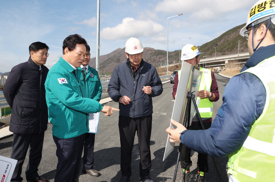 ▲ 박완수 경남도지사가 26일 석동터널 개통에 앞서 공사추진 현황과 안전점검을 위한 현장을 둘러봤다. ⓒ경남도 제공