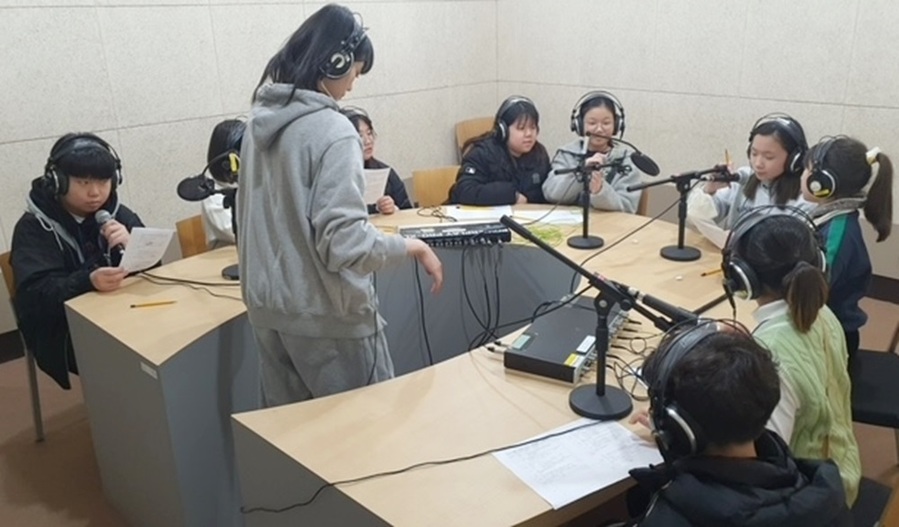 ▲ 정읍지역 청소년 20여명은 지난 24일 광주시청자미디어센터에서 TV와 라디오방송을 직접 제작하는 활동을 경험하면서 아나운서와 DJ, 리포터, 광고, 영상, 음향 등에 대해서 폭넓게 체험하는 시간을 가졌다.ⓒ정읍시 사진 제공.