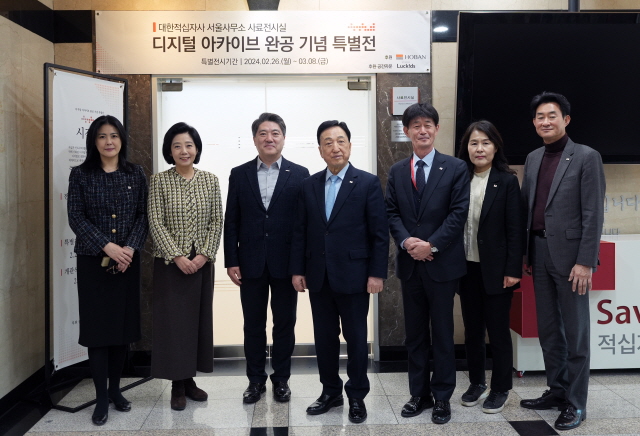 ▲ (좌측 2번째부터)정채영 대한적십자사 부회장, 김세준 호반그룹 전무, 김철수 대한적십자사 회장이 기념촬영을 하고 있다. ⓒ호반건설