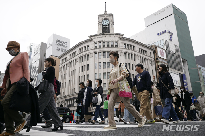 ▲ 일본 도쿄 긴자의 횡단보도를 시민들이 건너고 있는 모습. ⓒAP/뉴시스