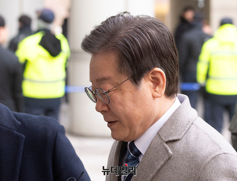 ▲ 이재명 더불어민주당 대표가 27일 오전 서울 서초구 중앙지법에서 열린 특정범죄가중처벌등에관한법률 위반(뇌물) 등 2심 공판에 출석하고 있다. ⓒ서성진 기자