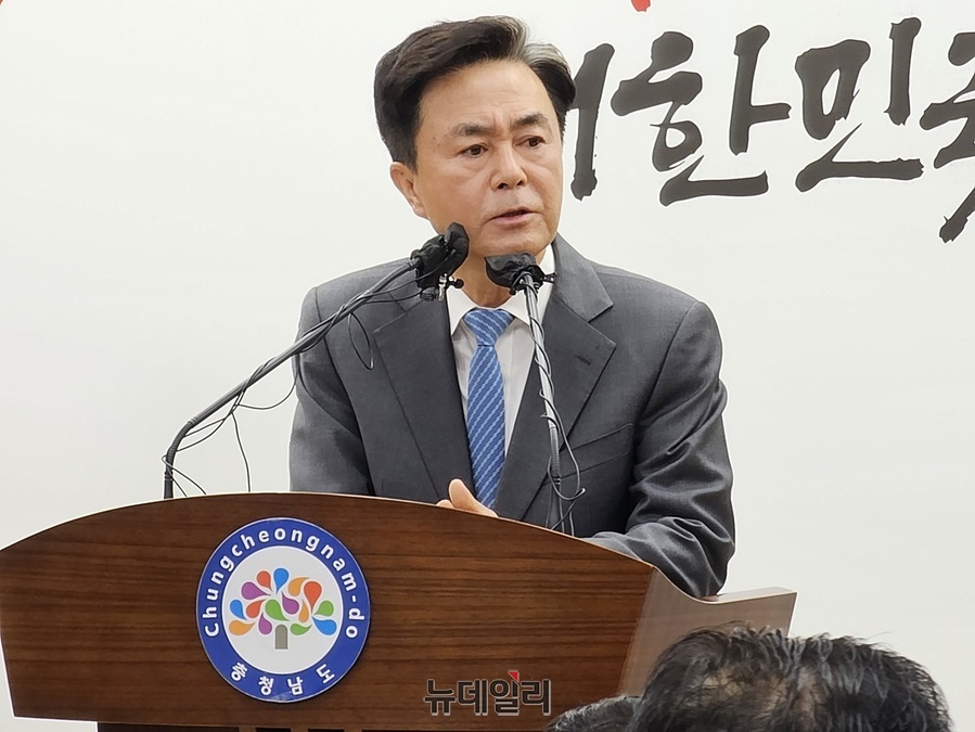 ▲ 김태흠 충남도지사가 27일 오전 도청에서 윤석열 대통령 서산민생토론회 결과와 관련해 기자들에게 설명하고 있다.ⓒ김정원 기자