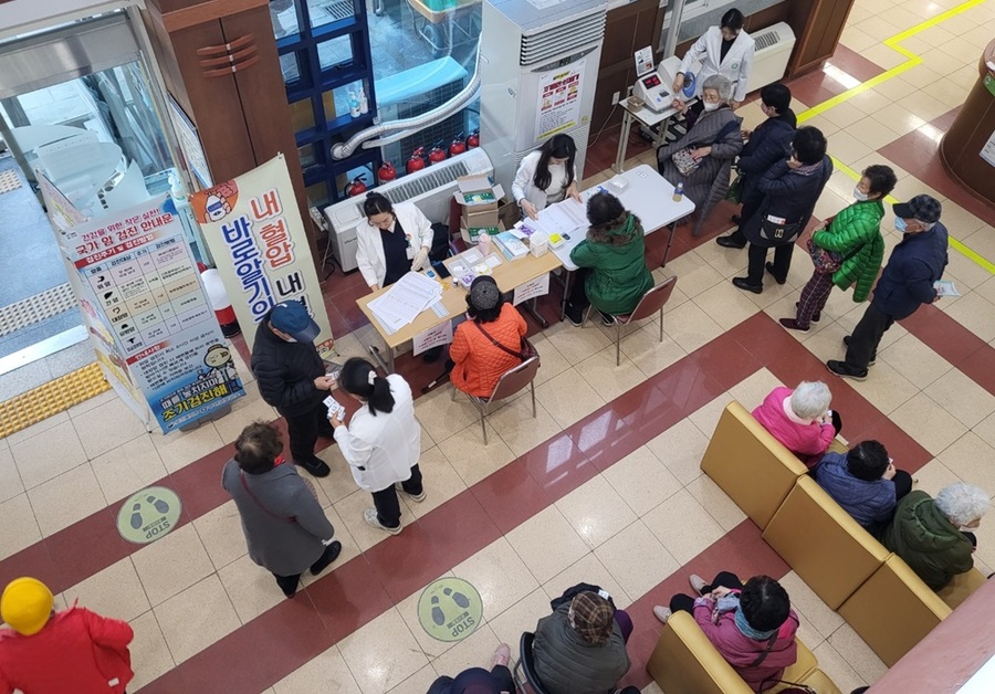 ▲ 부안군 보건소는 지난 26일 30세 이상 부안군민 117명을 대상으로 ‘내 혈압, 내 혈당 바로 알기의 날’을 운영했다.ⓒ부안군 사진 제공.