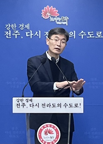 ▲ 전주시 김봉정 덕진구청장은 27일 시청 브리핑룸에서 신년 기자회견을 갖고 “시민들의 안전사고를 예방하기 위해 도로와 재해 우려 지역, 경로당 등 해빙기 안전 취약지에 대한 분야별 안전 점검을 강화하고 위험시설에 대한 일제 정비를 추진할 계획이다”고 밝혔다.ⓒ전주시 사진 제공.