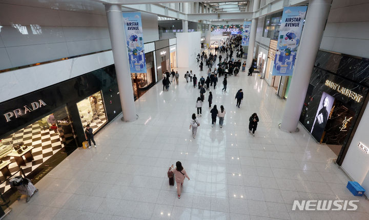 ▲ 인천국제공항 제1여객터미널 면세구역에서 공항 이용객이 이동하고 있는 모습 ⓒ뉴시스