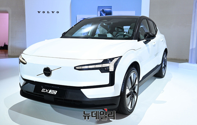 ▲ 지난달 28일 오전 서울 중구 동대문디자인플라자에서 공개된 프리미엄 순수 전기 SUV '볼보 EX30' ⓒ서성진 기자