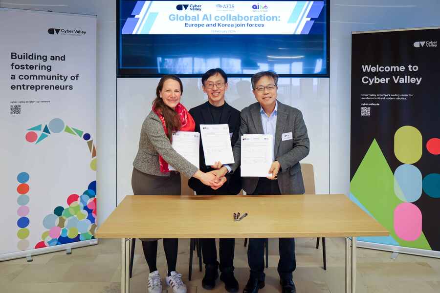 ▲ 왼쪽부터 레베카 C. 라이시 사이버밸리 디렉터, 함종민 서울 AI 허브 센터장, 장병탁 서울대학교 AI연구원장. ⓒ서울시 제공.