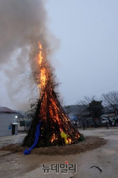 ▲ 매요마을 정월대보름 달집태우기.ⓒ이인호 기자