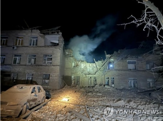 ▲ 2월 14일(현지시간) 새벽 우크라이나 동부 도네츠크주 셀리도베의 병원이 러시아 미사일에 피격돼 크게 부서졌다. 미국 CNN 방송은 