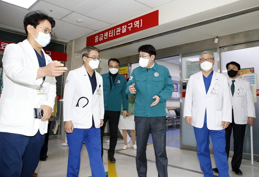 ▲ 우범기 시장은 27일 ‘2024 민생현장 방문’의 첫 번째 방문지로 전북대학교병원을 찾아 지역 의료공백 상황을 점검했다.ⓒ전주시 사진 제공.