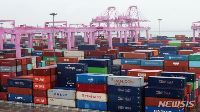 ▲ 인천 연수구 인천신항 컨테이너 터미널 야적장에 컨테이너가 쌓여있다. ⓒ뉴시스