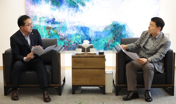 ▲ 박희조 동구청장(왼쪽)이 26일 한국수자원공사를 방문해 윤석대 한국수자원공사 사장과 대청호 활성화를 위한 협력과제에 대해 이야기를 나누고 있다.ⓒ동구