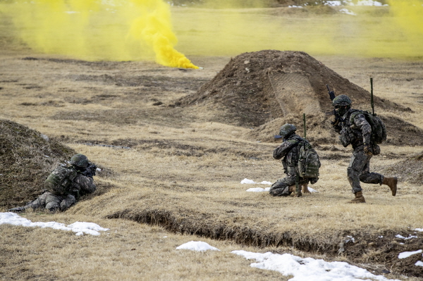 ▲ 27일 육군 1군단 특공연대 장병들이 적과 조우한 상황을 가정한 근접전투사격 훈련을 실시하고 있다. ⓒ육군 제공