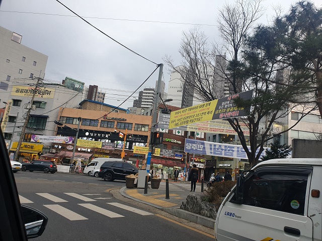 ▲ 서울 성동구 지하철 3호선 금호역 인근 금남시장 삼거리에 공공재개발 찬반 현수막이 걸려있다.ⓒ송학주 기자