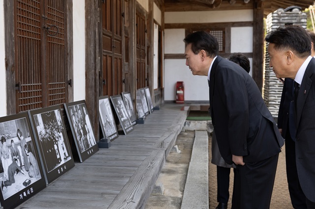 ▲ 윤석열 대통령이 28일 충북 옥천군 고(故) 육영수 여사 생가를 방문해 둘러보고 있다. (사진=대통령실 제공) 2024.02.28. ⓒ뉴시스