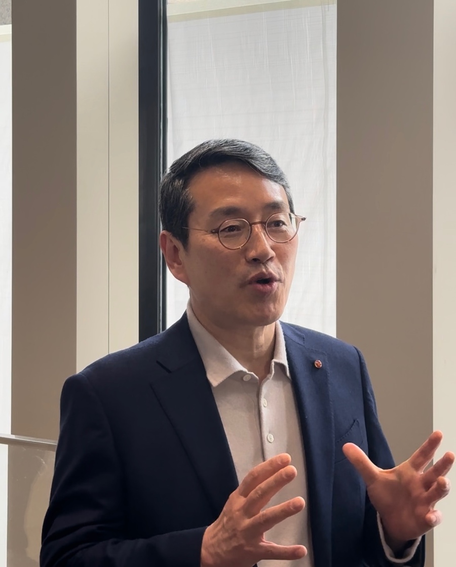 ▲ 마크 저커버그 메타 CEO와 회동 후 브리핑하는 조주완 LG전자 사장 ⓒ장소희 기자