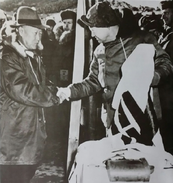 ▲ 1952년 12월 한국을 방문한 아이젠하워 미국대통령 당선자에게 태극기를 선물하는 이승만 대통령.ⓒ