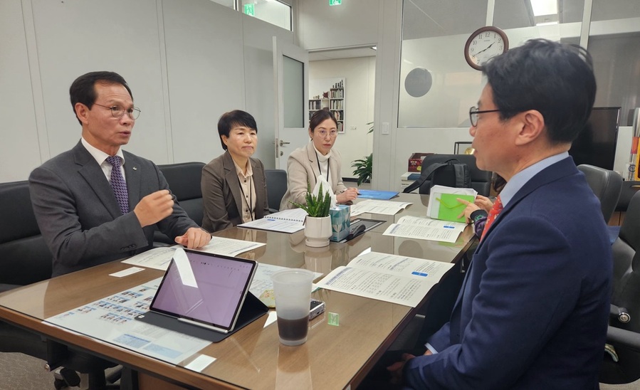 ▲ 28일 오후 세종 정부청사를 방문한 조병옥 음성군수가 문체부 이정우 체육국장에게 현안사업을 건의하고 있다.ⓒ음성군