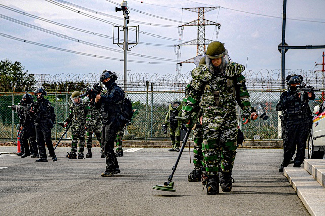 ▲ 한국전력공사 포항전력지사에서 진행된 합동 대테러 훈련에서 해병대 위험성 폭발물 개척팀(EHCT)이 폭발물을 탐지하고 있다.ⓒ해병대