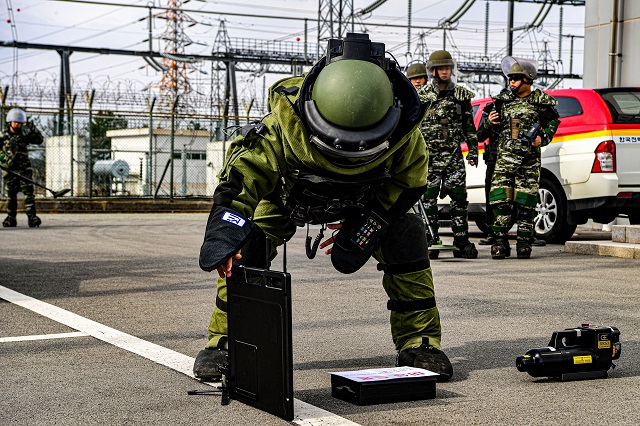 ▲ 한국전력공사 포항전력지사에서 진행된 합동 대테러 훈련에서 해병대 폭발물 처리반(EOD)이 폭발물을 처리하고 있다.ⓒ해병대