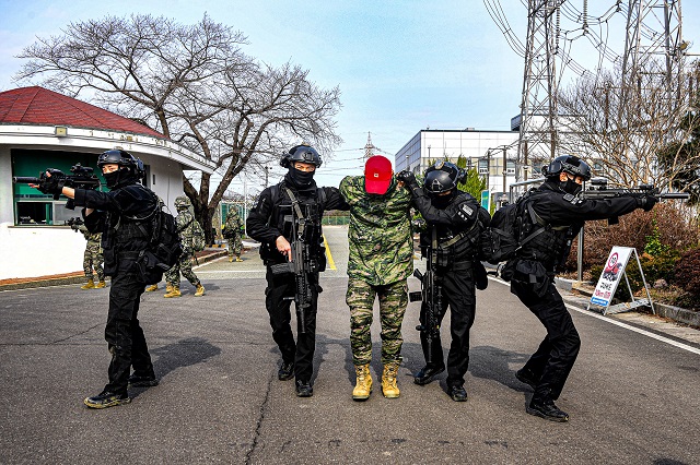▲ 한국전력공사 포항전력지사에서 진행된 합동 대테러 훈련에서 해병대 군사경찰 특임소대가 엄호하에 신병을 인도하고 있다.ⓒ해병대