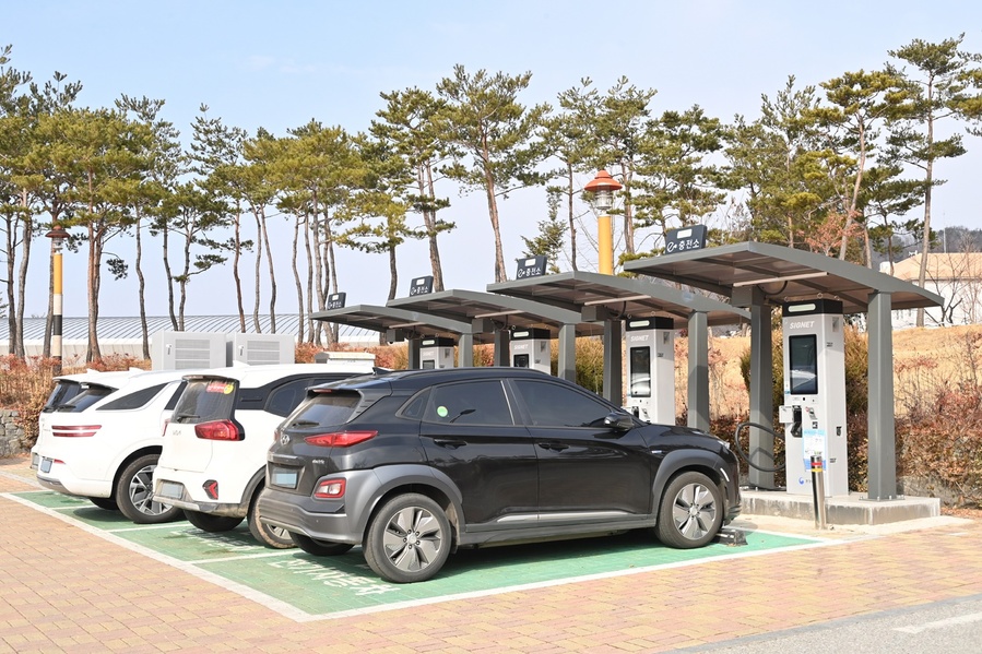 ▲ 청송군(군수 윤경희)은 온실가스 감축과 탄소중립 실현으로 쾌적한 대기환경을 조성하기 위해 ‘2024년 전기자동차 보급사업’을 실시한다.ⓒ청송군