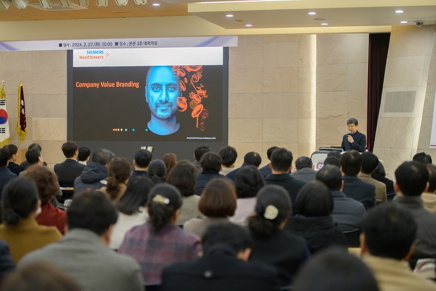 ▲ 대구보건대학교(총장 남성희)는 27일 본관 3층 대회의실에서 지멘스 헬시니어스 박영석 이사를 초청해 ‘디지털 헬스케어 진단’ 특강을 열었다.ⓒ대구보건대